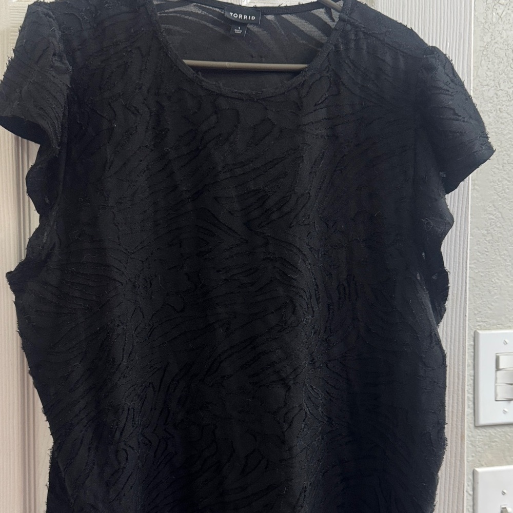 Torrid Black Patterned Short Sleeve Top